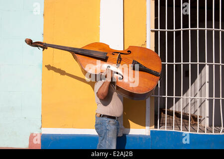 Cuba, Sancti Spiritus Provincia, Trinidad de Cuba, classificato come patrimonio mondiale dall' UNESCO, l uomo che porta un boublebass davanti a un Foto Stock