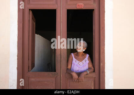 Cuba, Sancti Spiritus Provincia, Trinidad de Cuba, classificato come patrimonio mondiale dall UNESCO, donna in piedi da una porta Foto Stock