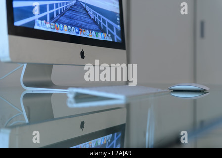 Computer Apple iMac su una scrivania in vetro Foto Stock