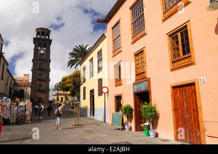 Spagna Isole Canarie, Tenerife, La Laguna, la concezione square, concezione Chiesa e case tipiche Foto Stock