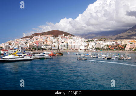 Spagna Isole Canarie, Tenerife, Los Cristianos, barche nel porto e spiaggia Foto Stock