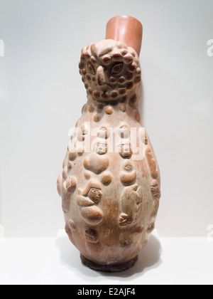 Bottiglia scolpita Owl una sommità di una zucca Mochica periodo classico 1-800 annuncio Museo de Arte Precolombino, Cusco - Perù al di là della grande quantità di informazioni che questo contribuisce in ceramica, il movimento e la composizione che lo caratterizza sono sorprendenti. L'artista si combina in modo mirabile, elementi fondamentali del gufo e innesti sul corpo di una zucca; oltre questa superficie, egli riproduce gli intricati mochica iconografia. La testa del gufo è degno di nota il fatto che la torsione del collo dissipa l'espressione di durezza ancora aumenta la grazia e la maestà. La composizione è così perfetta come un Foto Stock