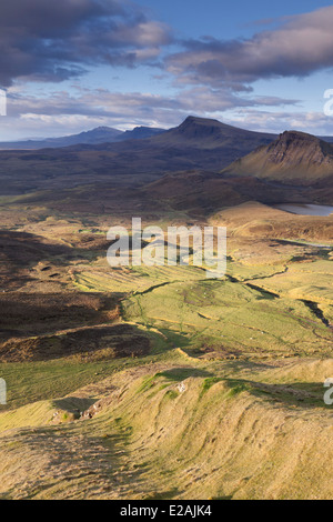 Drammatico inizio luce sul Trotternish Ridge come visto dal Quiraing,Trotternish, Isola di Skye in Scozia Foto Stock