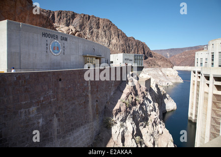 La diga di Hoover Acqua torre di ingresso, del Fiume Colorado confine tra gli stati del Nevada e Arizona, USA, aprile 2014. Foto Stock