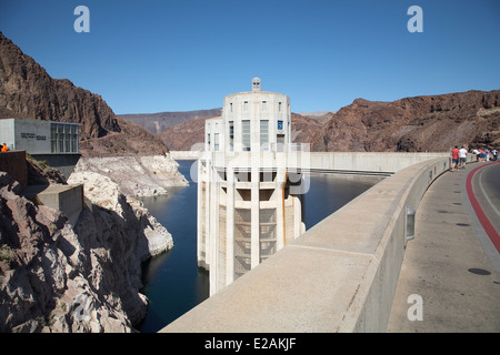 La diga di Hoover Acqua torre di ingresso, del Fiume Colorado confine tra gli stati del Nevada e Arizona, USA, aprile 2014. Foto Stock