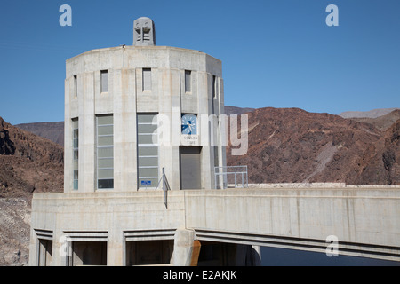 La diga di Hoover Acqua torre di ingresso, del Fiume Colorado confine tra gli stati del Nevada e Arizona, USA, aprile 2014. Foto Stock