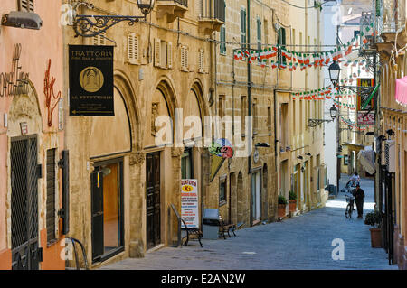 L'Italia, Sardegna, Provincia di Sassari, Alghero Via Gilbert Ferret, passeggini in una strada dello shopping del centro storico Foto Stock