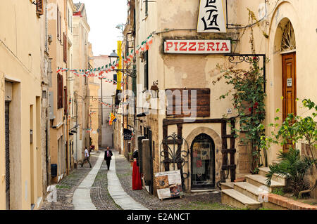 L'Italia, Sardegna, Provincia di Sassari e Alghero, Via Roma, a piedi in una strada a ciottoli nel centro storico della città Foto Stock