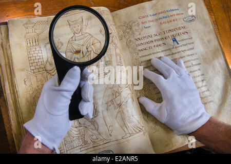 Francia, Manche, Avranches, il Scriptorial, Mont Saint Michel museo dei manoscritti, originale Mont manoscritti, il cartulary di Foto Stock