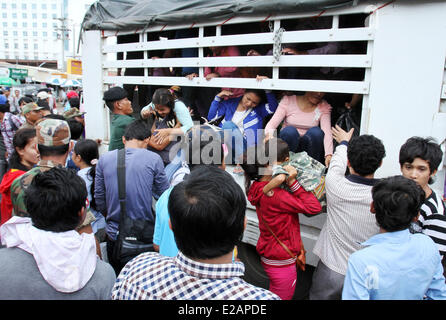 Phnom Penh Cambogia. Il 18 giugno, 2014. Cambogiano di lavoratori migranti ottenere in un camion per andare a casa, nella città di Poipet, Cambogia, 18 giugno 2014. Oltre 200.000 cambogiano lavoratori migranti, principalmente i lavoratori illegali sono stati deportati dalla o sono fuggiti in Thailandia oltre i timori del regime militare la necessità di perseguire su illegale di lavoratori stranieri. Credito: Xinhua/Alamy Live News Foto Stock