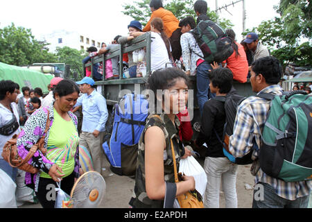 Phnom Penh Cambogia. Il 18 giugno, 2014. Cambogiano di lavoratori migranti salire su un camion per andare a casa, nella città di Poipet, Cambogia, 18 giugno 2014. Oltre 200.000 cambogiano lavoratori migranti, principalmente i lavoratori illegali sono stati deportati dalla o sono fuggiti in Thailandia oltre i timori del regime militare la necessità di perseguire su illegale di lavoratori stranieri. Credito: Xinhua/Alamy Live News Foto Stock