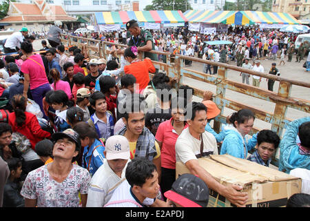 Phnom Penh Cambogia. Il 18 giugno, 2014. Cambogiano di lavoratori migranti salire su un camion per andare a casa, nella città di Poipet, Cambogia, 18 giugno 2014. Oltre 200.000 cambogiano lavoratori migranti, principalmente i lavoratori illegali sono stati deportati dalla o sono fuggiti in Thailandia oltre i timori del regime militare la necessità di perseguire su illegale di lavoratori stranieri. Credito: Xinhua/Alamy Live News Foto Stock