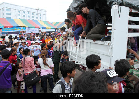 Phnom Penh Cambogia. Il 18 giugno, 2014. Cambogiano di lavoratori migranti salire su un camion per andare a casa, nella città di Poipet, Cambogia, 18 giugno 2014. Oltre 200.000 cambogiano lavoratori migranti, principalmente i lavoratori illegali sono stati deportati dalla o sono fuggiti in Thailandia oltre i timori del regime militare la necessità di perseguire su illegale di lavoratori stranieri. Credito: Xinhua/Alamy Live News Foto Stock