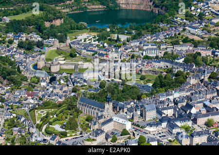 Francia, Ille et Vilaine, Fougeres, Saint Leonard la chiesa e il castello (vista aerea) Foto Stock