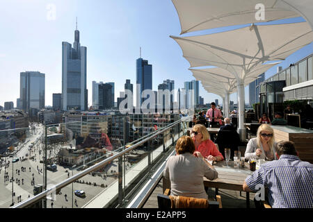 Germania, Hesse, Frankfurt am Main, ristorante caffetteria sulla sommità della Kaufhof Shopping Mall Foto Stock