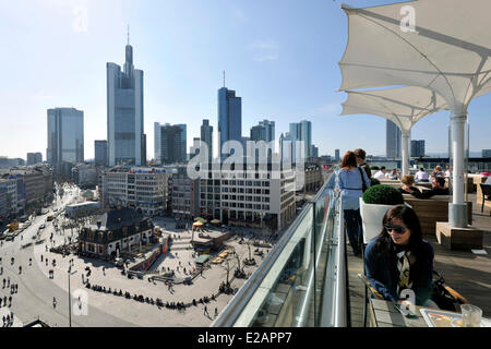 Germania, Hesse, Frankfurt am Main, ristorante caffetteria sulla sommità della Kaufhof Shopping Mall Foto Stock