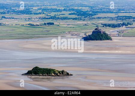 Francia, Manche, Baia di Mont Saint Michel, elencato come patrimonio mondiale dall UNESCO, Mont Saint Michel e Tombelaine (vista aerea) Foto Stock