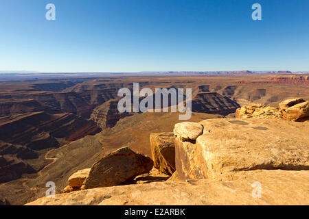 Stati Uniti, Utah, Bluff area, Muley Point, vicino Mexican Hat, punto di vista sul bordo di Cedar Mesa affacciato sul profondo canyon Foto Stock