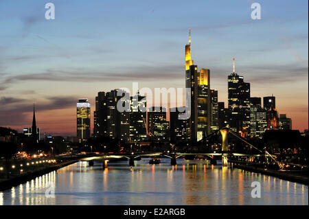 Germania, Hesse, Frankfurt am Main, vista sul fiume Main con skyline Foto Stock
