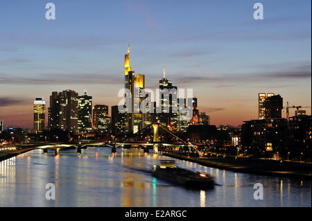 Germania, Hesse, Frankfurt am Main, vista sul fiume Main con skyline Foto Stock