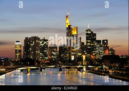 Germania, Hesse, Frankfurt am Main, vista sul fiume Main con skyline Foto Stock