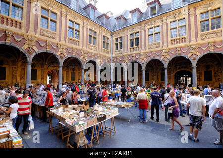 Francia, Nord, Lille, il Mercato delle Pulci (Braderie), sorge nella corte libri del Vecchio Stock Exchange di Lille Foto Stock