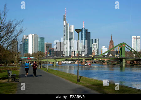 Germania, Hesse, Frankfurt am Main, vista sul fiume Main con Flosser ponte per skyline Foto Stock