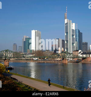 Germania, Hesse, Frankfurt am Main, le rive del fiume principale e sullo skyline Foto Stock