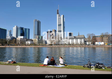 Germania, Hesse, Frankfurt am Main, le rive del fiume principale e sullo skyline Foto Stock