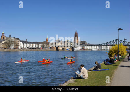 Germania, Hesse, Frankfurt am Main, le rive del fiume Main e San Bartolomeo del cattedrale (Dom) Foto Stock