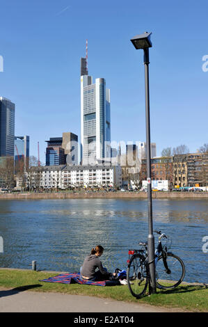 Germania, Hesse, Frankfurt am Main, le rive del fiume principale e sullo skyline Foto Stock