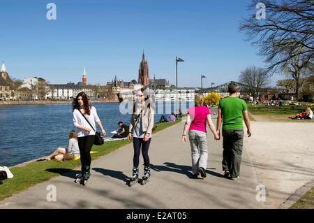 Germania, Hesse, Frankfurt am Main, le rive del fiume Main e San Bartolomeo del cattedrale (Dom) Foto Stock