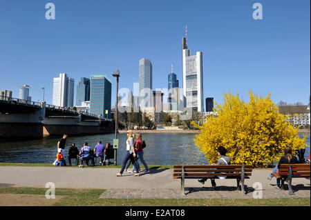 Germania, Hesse, Frankfurt am Main, le rive del fiume principale e sullo skyline Foto Stock