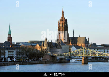 Germania, Hesse, Frankfurt am Main, San Bartolomeo del cattedrale (Dom) con Eisener Steg (ferro ponte pedonale) Foto Stock