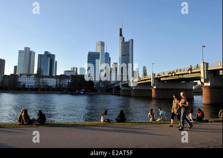Germania, Hesse, Frankfurt am Main, le rive del fiume principale e sullo skyline Foto Stock