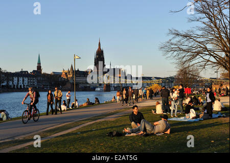 Germania, Hesse, Frankfurt am Main, le rive del fiume Main e San Bartolomeo del cattedrale (Dom) Foto Stock