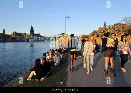 Germania, Hesse, Frankfurt am Main, le rive del fiume Main e San Bartolomeo del cattedrale (Dom) Foto Stock
