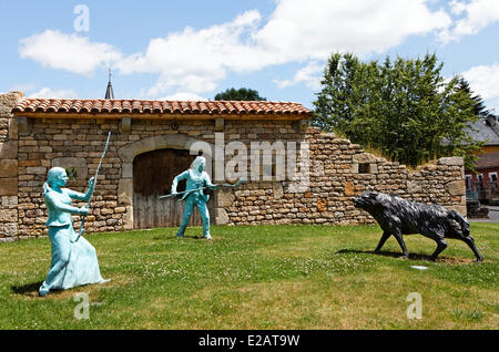 Francia, Lozère, Le Malzieu Ville, rappresentazione di un attacco della bestia di Gevaudan all entrata del villaggio Foto Stock