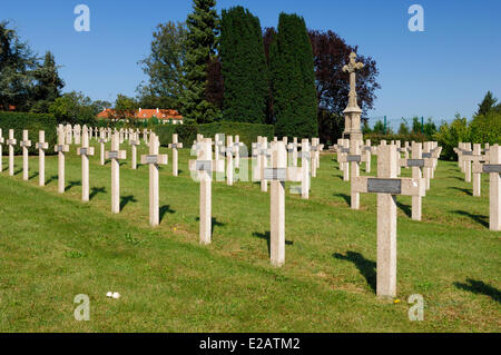 Francia, della Mosella, Sarrebourg, cimitero militare, tombe di soldati polacchi morti in Lorena durante la Seconda Guerra Mondiale Foto Stock
