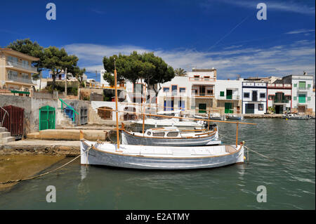 Isole Baleari Spagna Maiorca Portocolom, porto della città vecchia, bianco barche ormeggiate Foto Stock