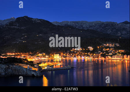 Isole Baleari Spagna, Mallorca, Puerto Soller (Porto di Soller), baia di notte dal grande calotta Foto Stock