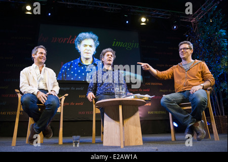 BBC TV sitcom Rev discusso sul palco a Hay Festival 2014 (l-r) Tom Hollander, Jon Canter & James Wood Foto Stock