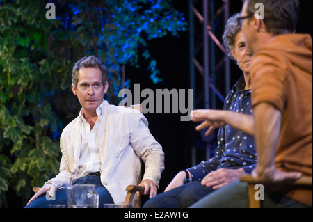 BBC TV sitcom Rev discusso sul palco a Hay Festival 2014 (l-r) Tom Hollander, Jon Canter & James Wood Foto Stock