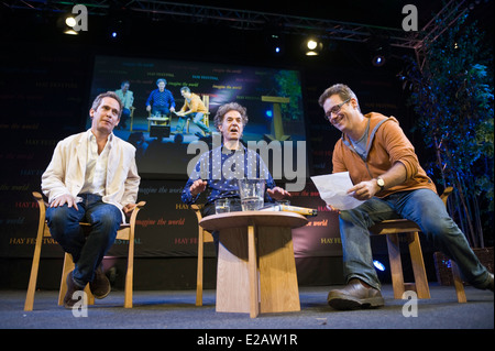 BBC TV sitcom Rev discusso sul palco a Hay Festival 2014 (l-r) Tom Hollander, Jon Canter & James Wood Foto Stock