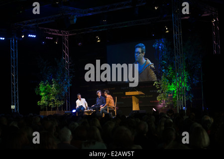 BBC TV sitcom Rev discusso sul palco a Hay Festival 2014 (l-r) Tom Hollander, Jon Canter & James Wood Foto Stock