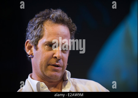 Attore Tom Hollander discute la BBC TV sitcom Rev in cui egli svolge il Reverendo Adam Smallbone sul palco a Hay Festival 2014 Foto Stock