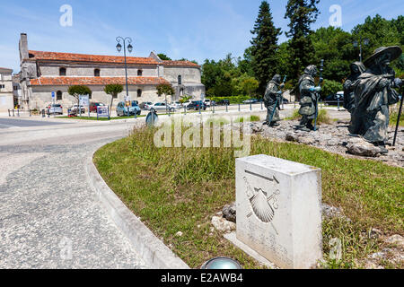 Francia, Charente Maritime, Pons, Saint Vivien de Pons chiesa (XII secolo) dietro le statue del pellegrino, sul cammino di san Giacomo, Foto Stock