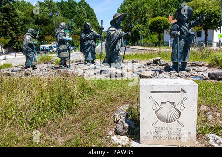 Francia, Charente Maritime, Pons, pellegrino statue stele e sul modo di Saint James, classificato come patrimonio mondiale dall' UNESCO Foto Stock