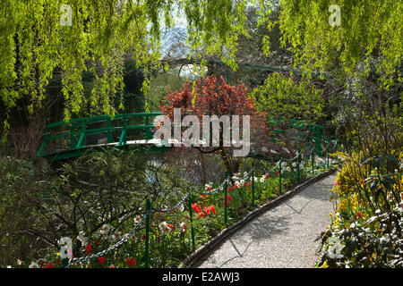 Francia, Eure, Giverny, Claude Monet Foundation, giardini di casa di Monet, il giardino di acqua, il ponte giapponese Foto Stock