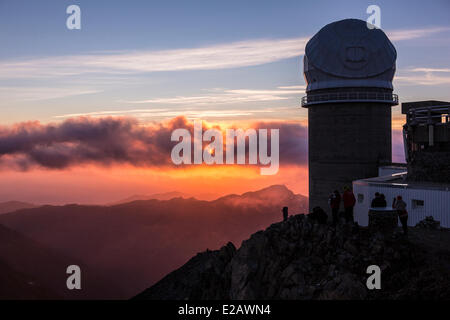 Francia, Hautes Pirenei, Bagneres de Bigorre, La Mongie, Pic du Midi (2877m), la cupola del telescopio TBL o telescopio Foto Stock